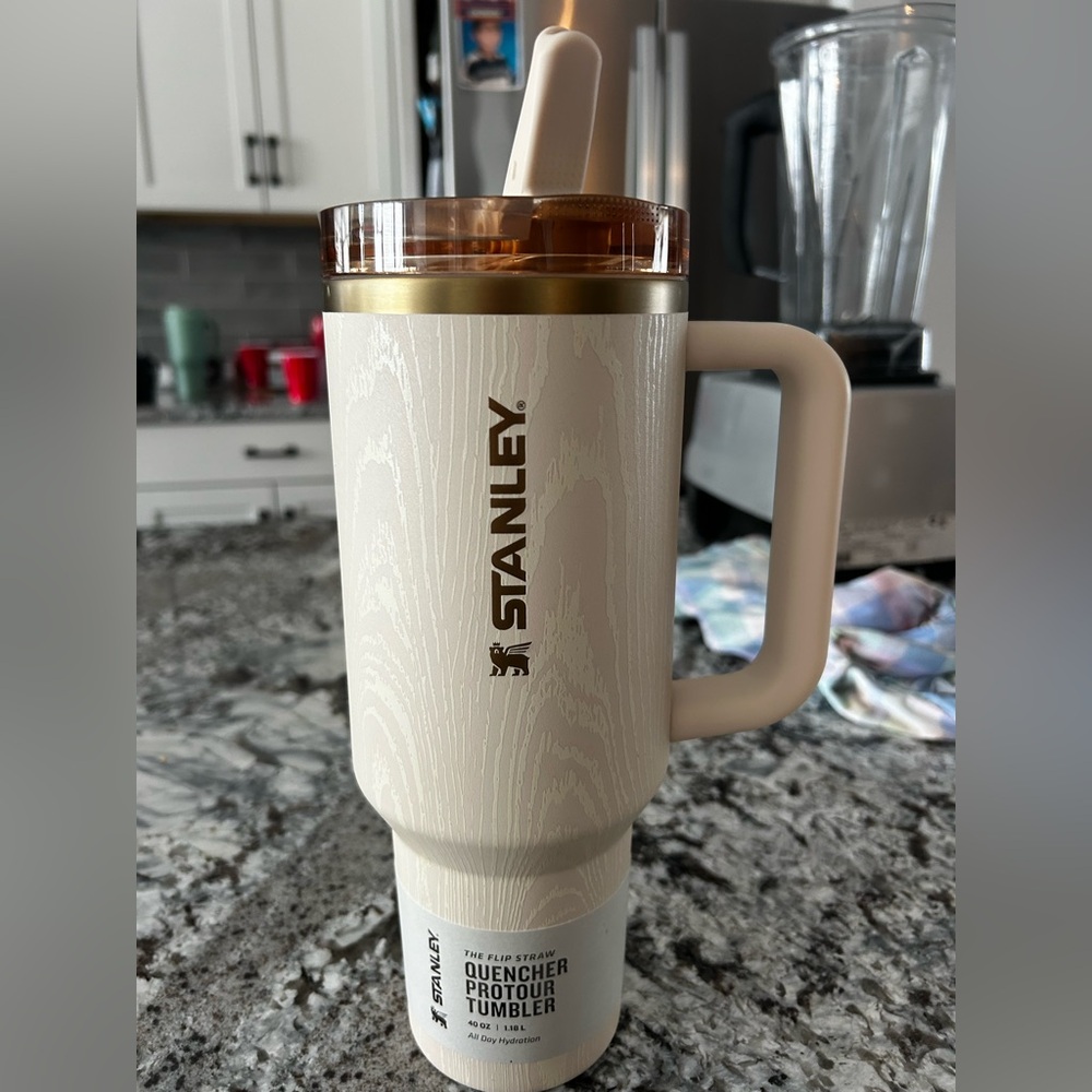 Stanley Birch Woodgrain 40 oz Quencher Protour Flip Straw Tumbler Rare Leakproof - Picture 3 of 10